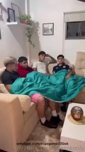 Noche de pel culas mis amigos se tocan debajo de la manta y los