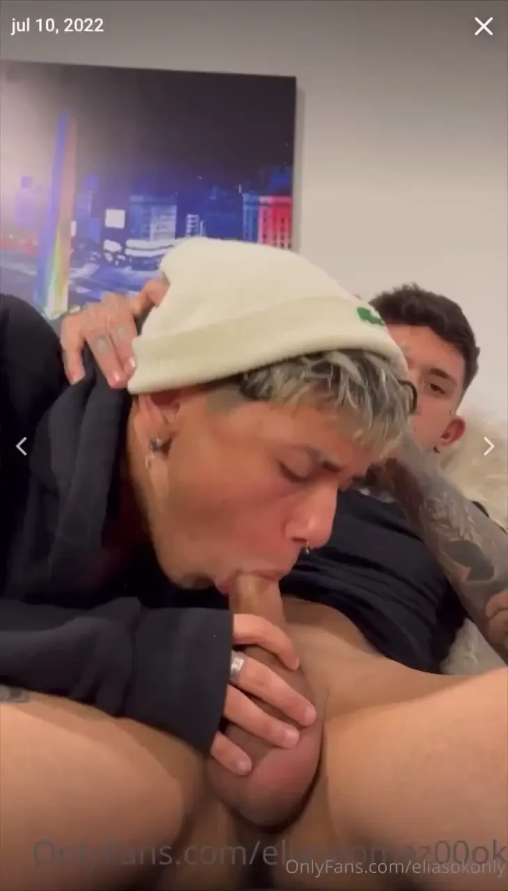 Twink rubio guapo me chupa la gran polla y me corro en su boca 