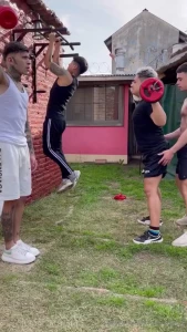Haciendo cardio gim para ayudarle a bajar grasas doing cardio gym to