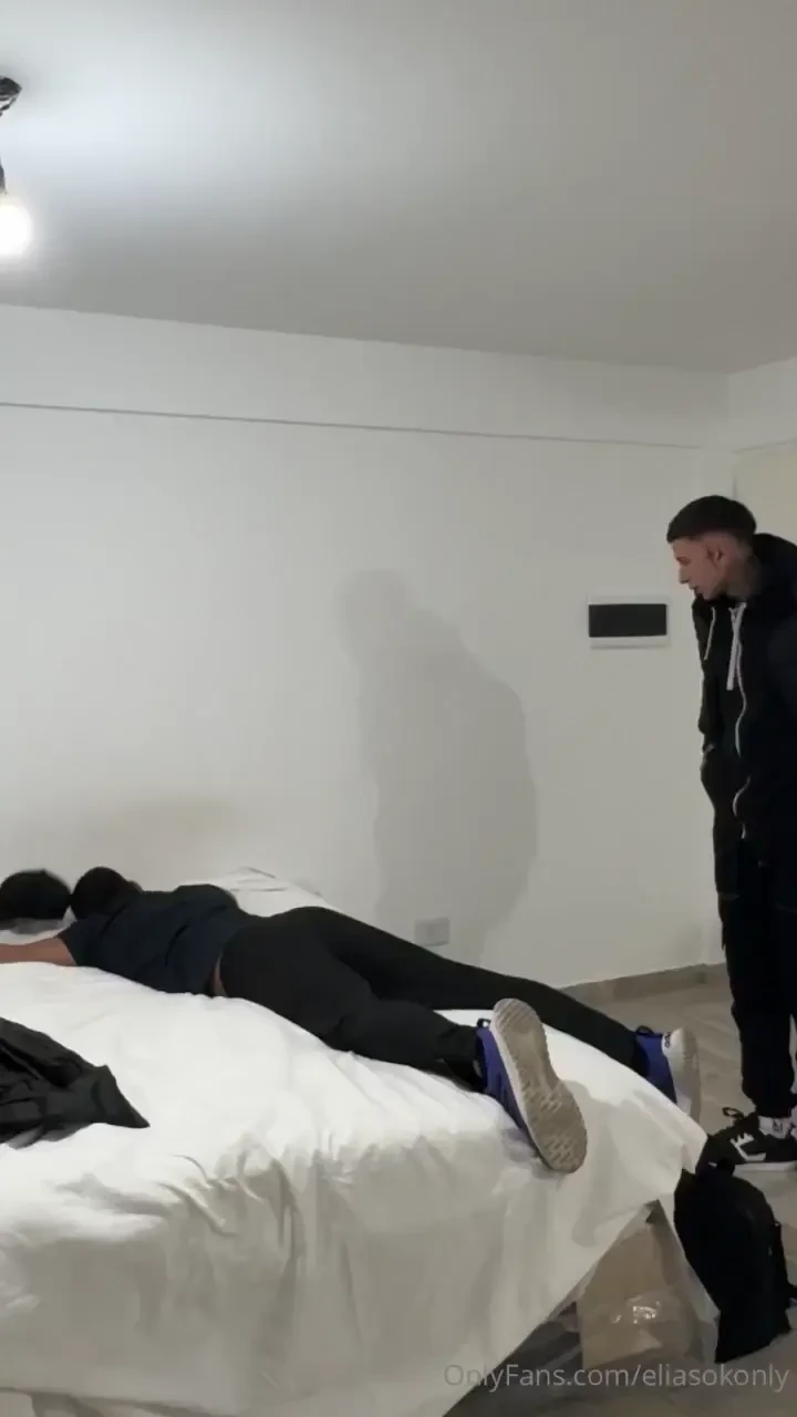 I massage my friend but his ass ends up getting hot when i put my hand 