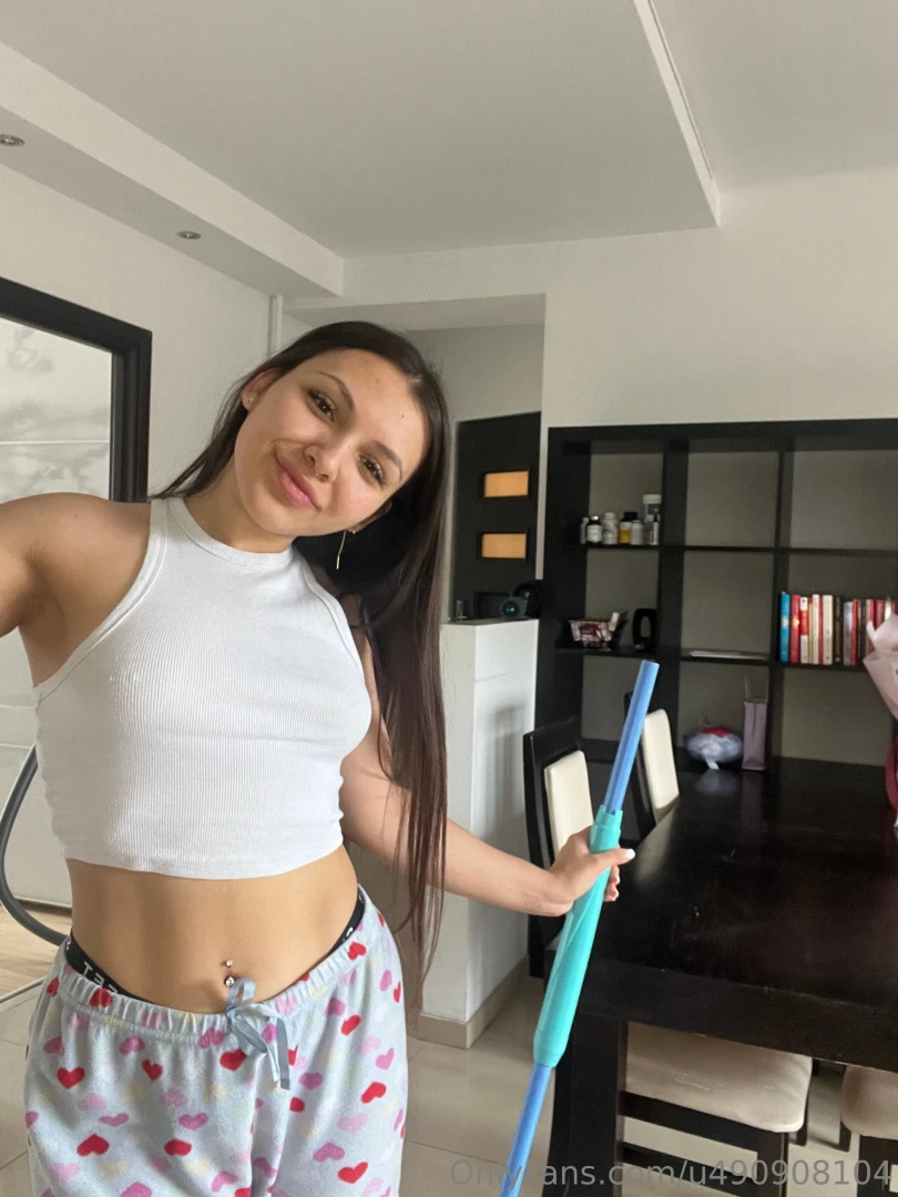 Help me cleaning or watch me cleaning babe 