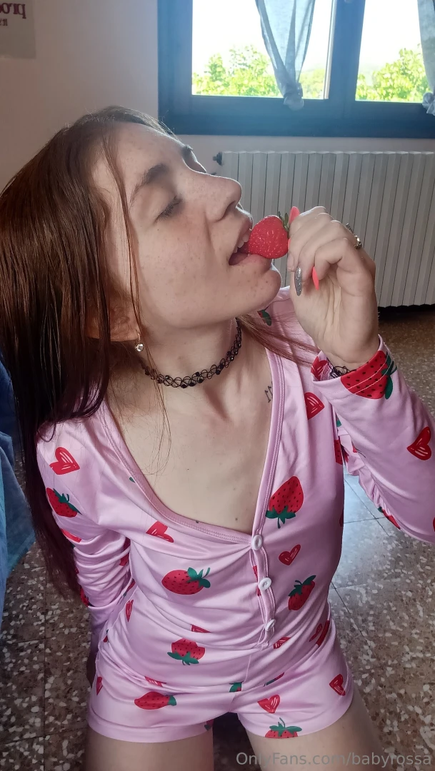 Quanto sono buone le fragole per manca la panna la metti tu 