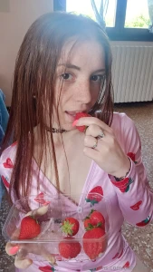 Quanto sono buone le fragole per manca la panna la metti tu part 1