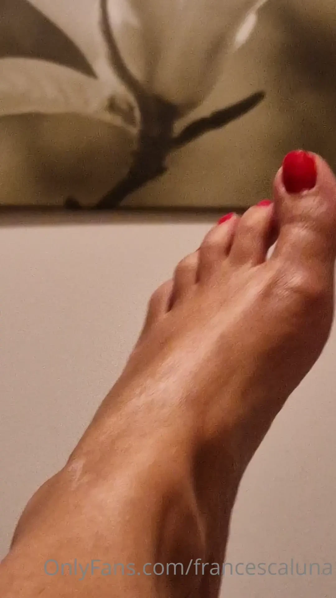 Qualcuno che voglia giocare con il mio piedino vi piace il mio smalto 
