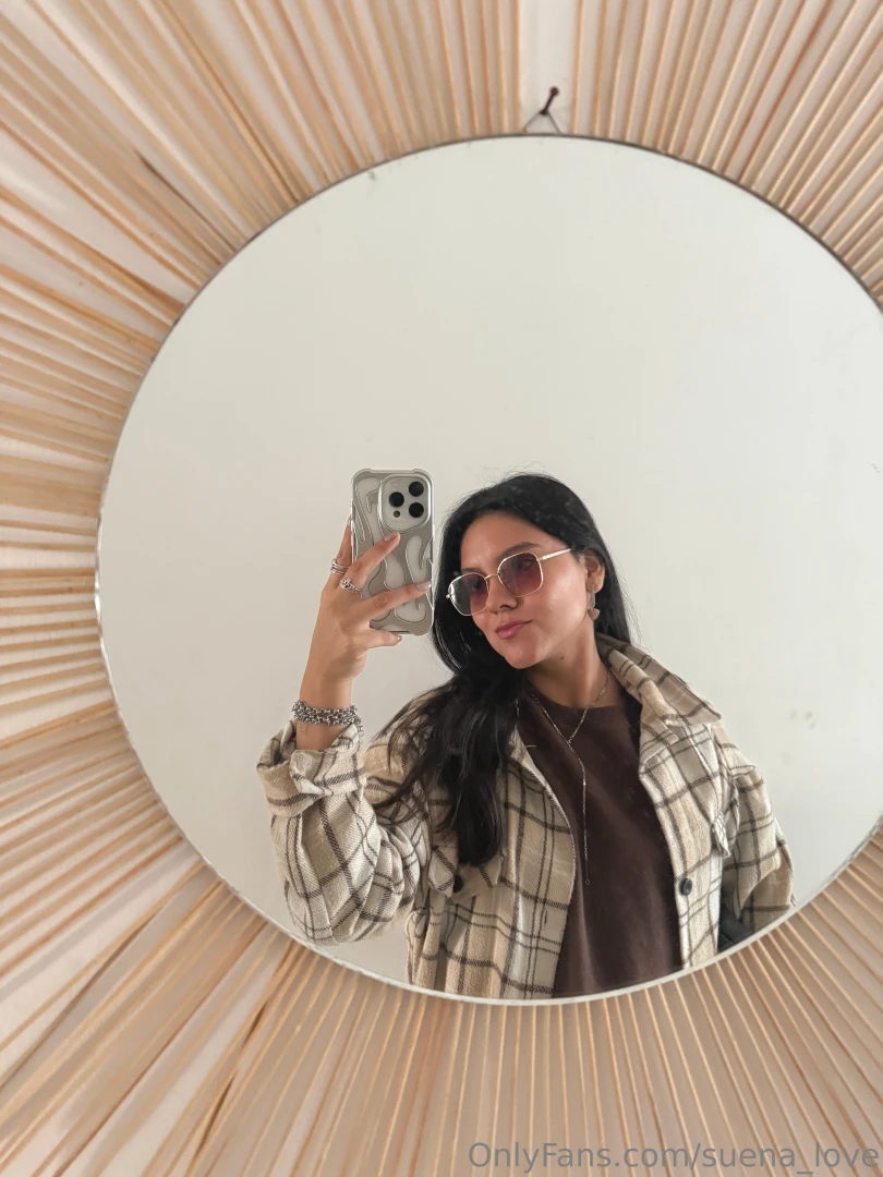 You know what makes me smile in this photo just two tiny things this 