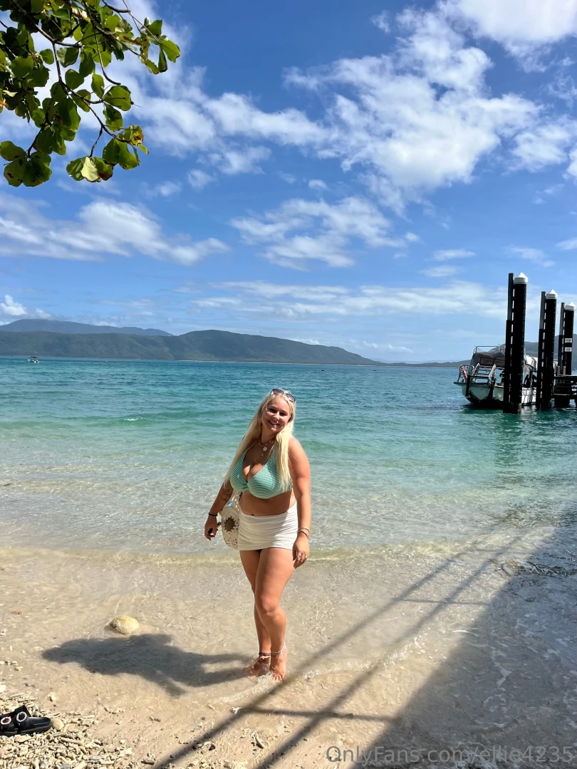 Hi everyone i m elle a 20yr old horny little hurricane up for some fun part 4 