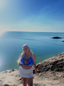 Hi everyone i m elle a 20yr old horny little hurricane up for some fun