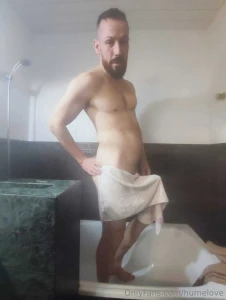 Bien empalmado despues de una ducha muy caliente jajaja