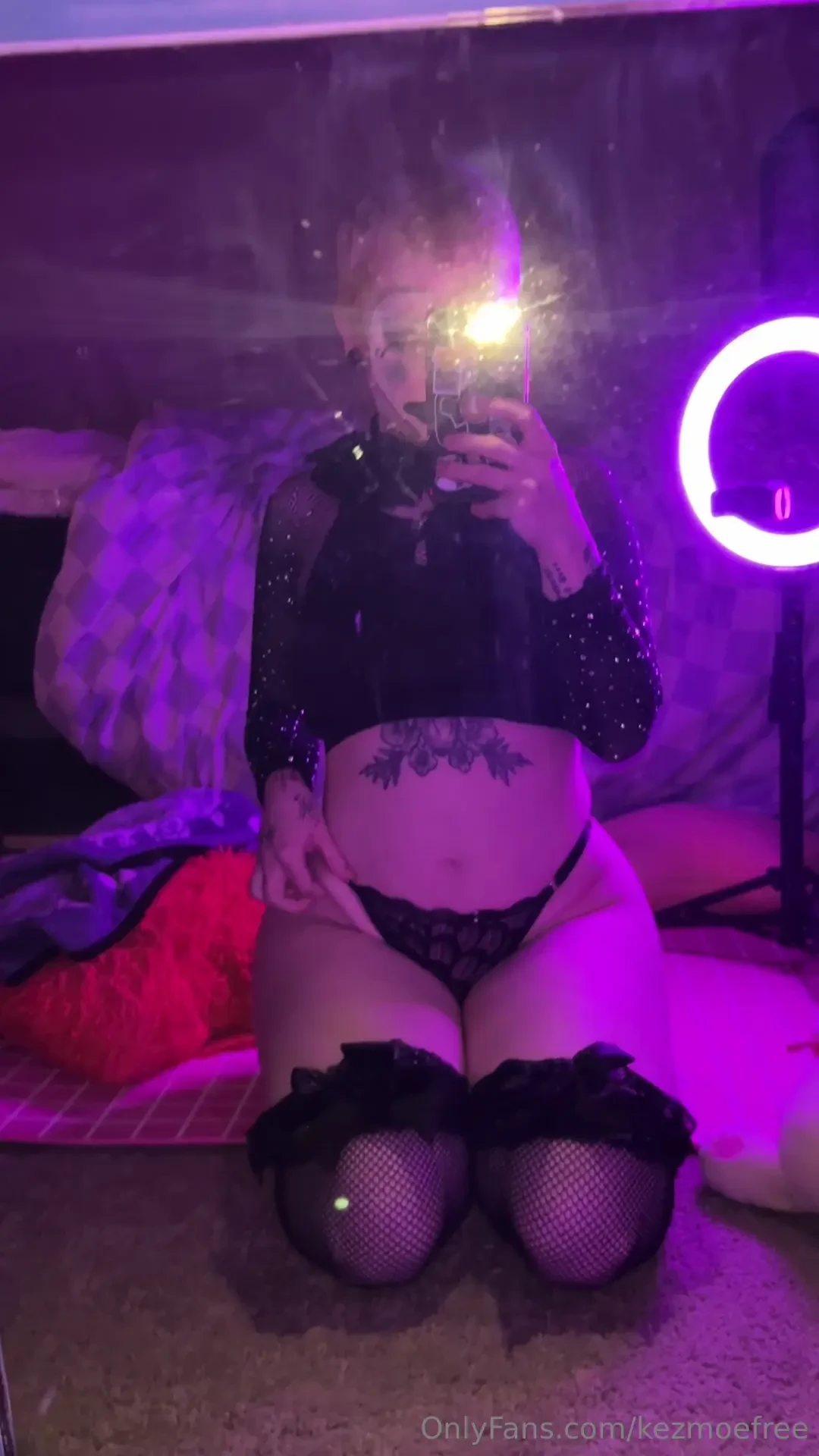 Like if you love my juicy thighs and cute belly 