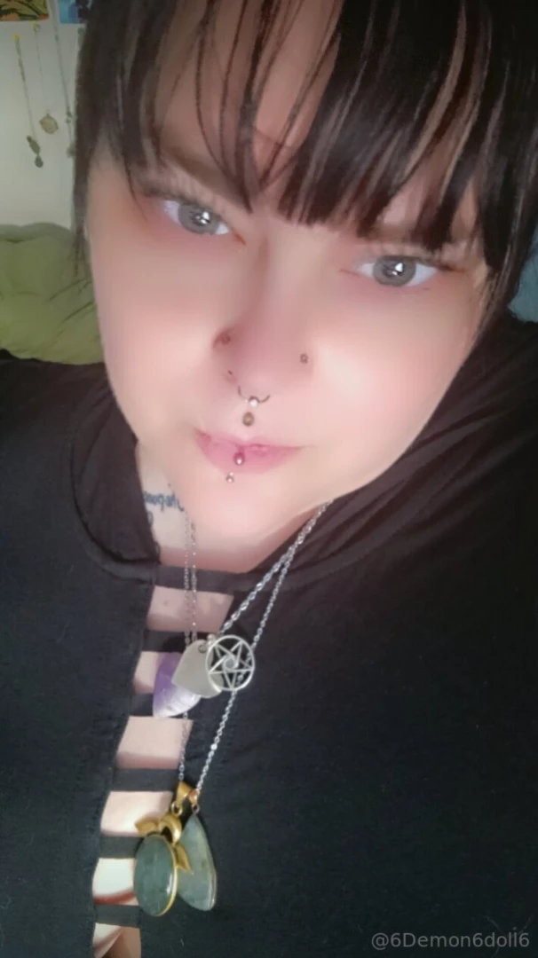 6demon6doll6 hot bimbo goth who loves to watch men jerk off on cam to 