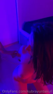 Kap koluna ba l bir k lenin aresiz rp n lar