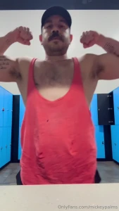 Just a silly himbo gym bro who likes to flex