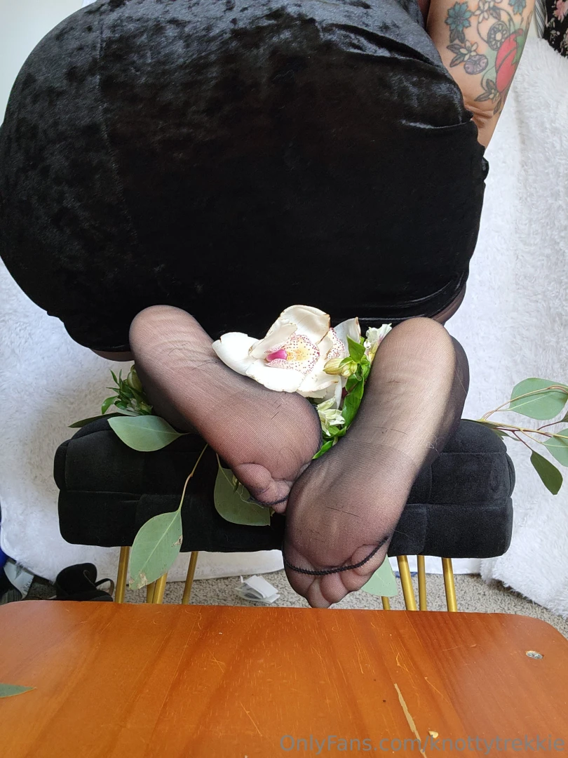 Toes and sneaky peaky please send direct requests for foot content 