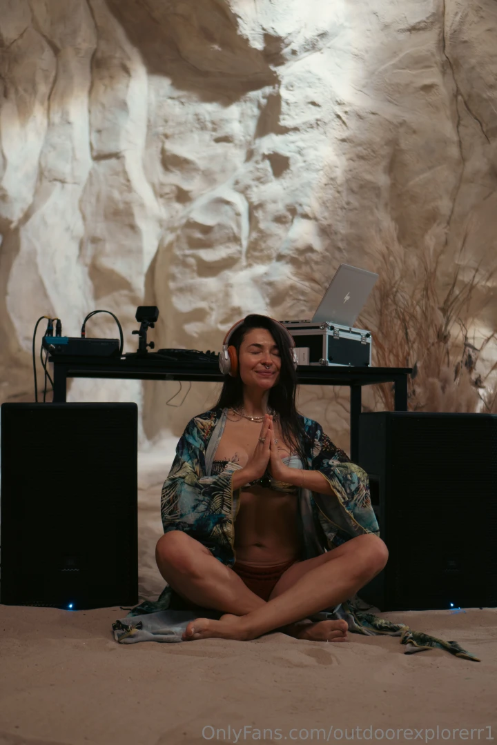 When i stand behind the dj booth the world around me disappears my 