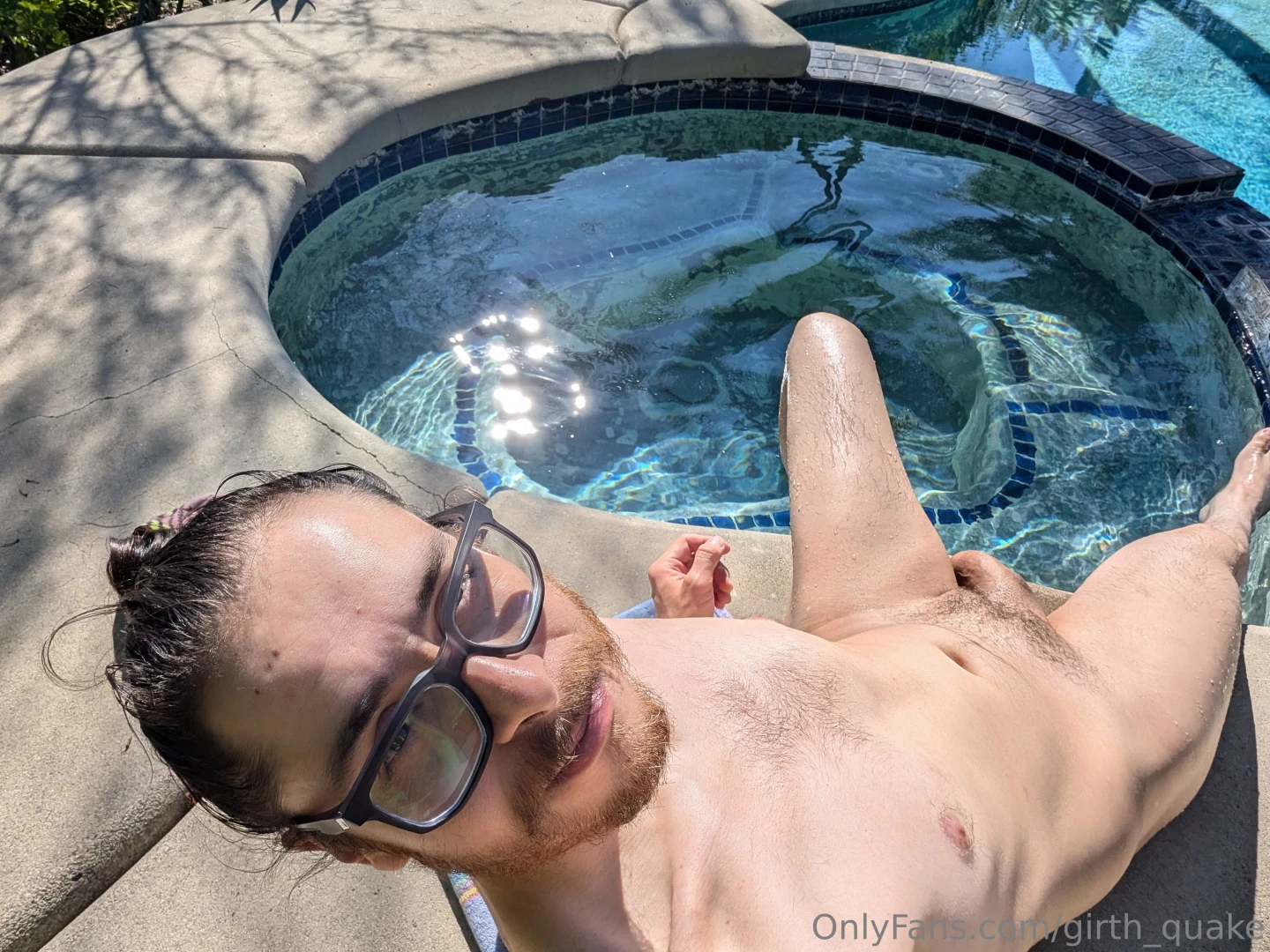 Someone should come help me put on sunscreen i m too pale to go 