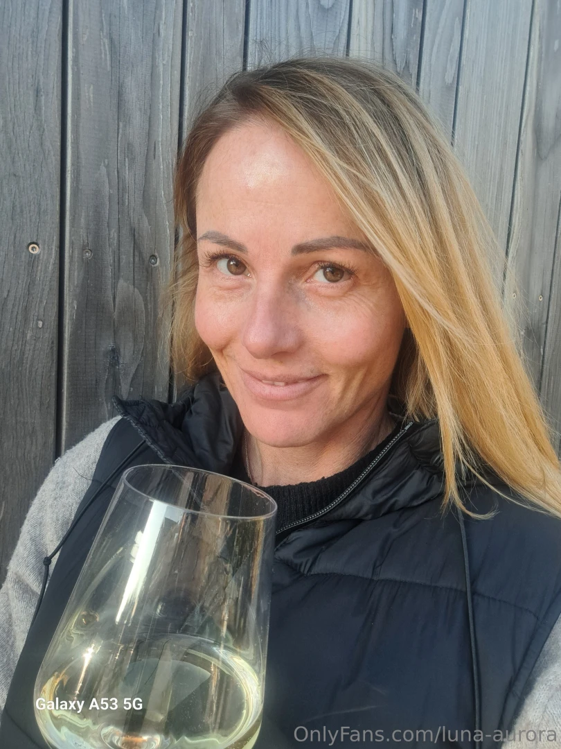 Ein guter wein ein verf hrerischer blick - genuss in jeder hinsicht 