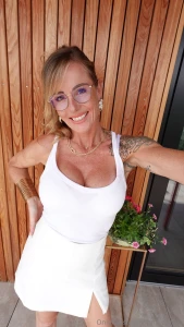 Wei steht f r unschuld aber dieses outfit l gt gern