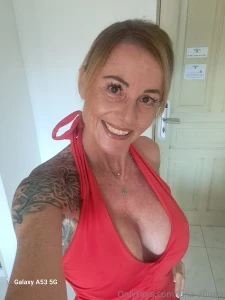 Rotes kleid tiefer ausschnitt einfach ich selbstbewusst lebendig