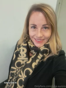 Drau en die kalte luft genie en eingepackt in jacke und schal so wird