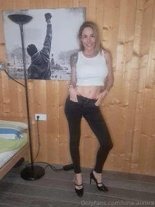 Schwarze jeans wei es top ich lenke nicht nur blicke ich spiele mit