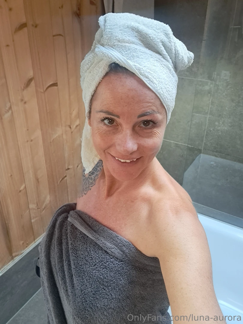 Frisch geduscht strahlend wach sinnlich ganz ohne schnickschnack 