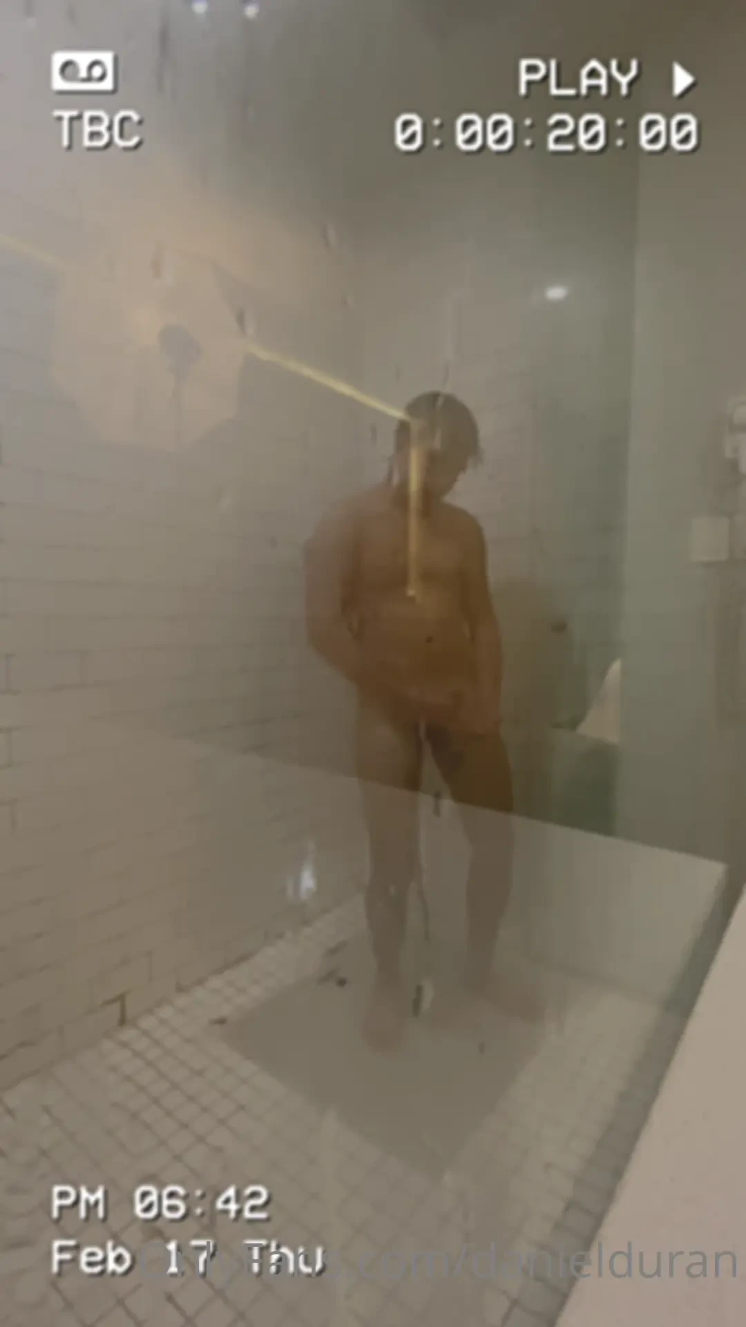 Que delicia jalarme la verga mientras me toman fotos 