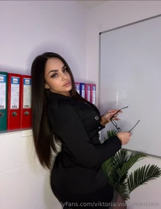 Ich warte auf dich bist du p nktlich zum meeting wenn nicht du wei t