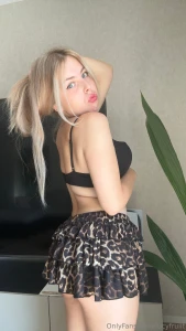 Gef llt dir mein minirock do you like my miniskirt