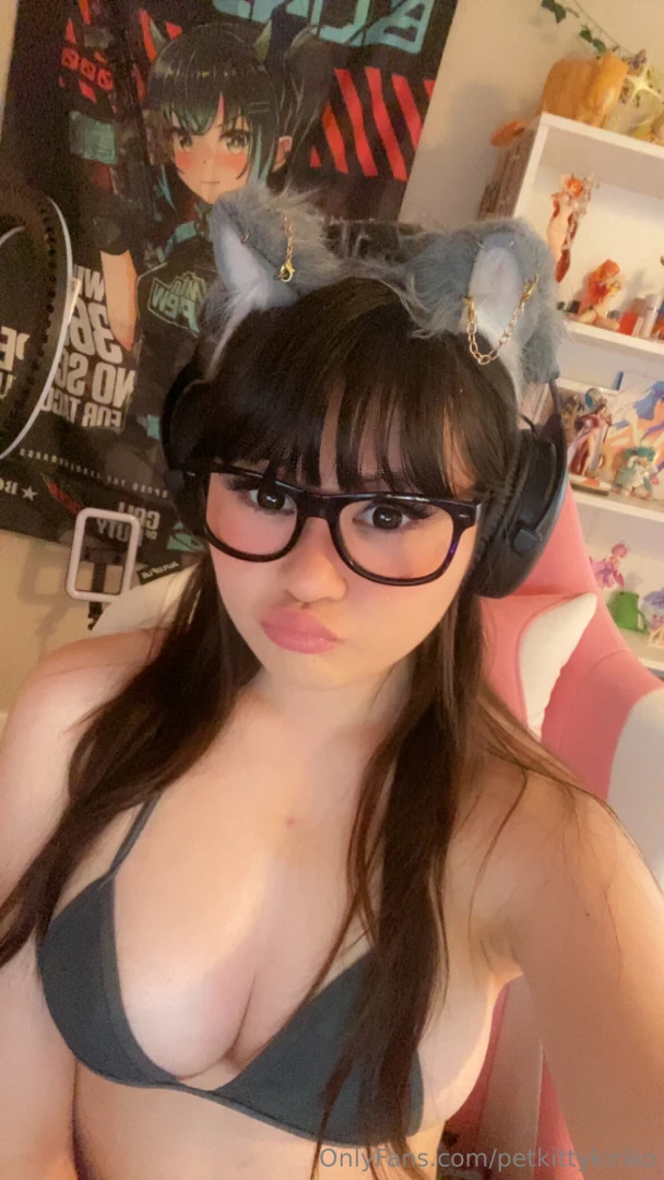 I ve been live streaming on f nsly lately you should go follow me 