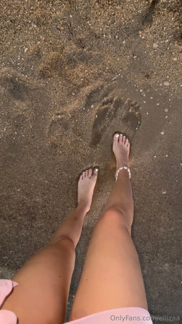 Pogledaj poruke poslala sam ti video gdje pusim i drkam stopalima 