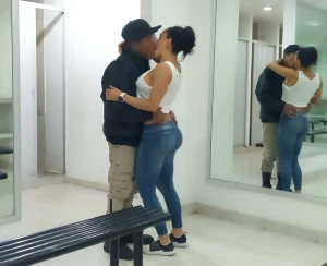 Me qued sola me sent a caliente y le dije al guardia que quer a chup