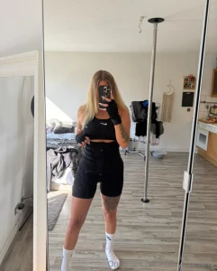 Ich bin stark fokussiert und bereit f r den n chsten kampf mit tattoos