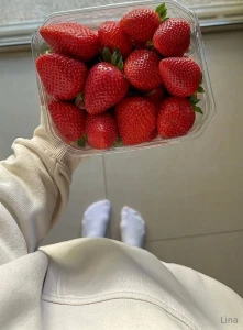 S er als die erdbeeren in meiner hand willst du probieren
