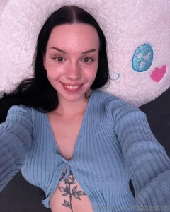 Sch nen abend ich lieg gerade im bett und schau einen anime hast du