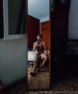 Un espejo la luz de esa l mpara la cama y ese cuerpo que a punto de