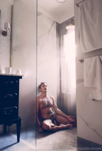 Hay algo de rendici n en el desnudo