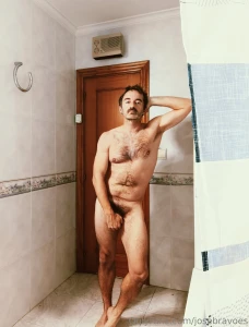 Jugando jugando pareciera que si coloco el brazo as en la pared y te