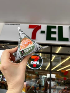 Today i am trying onigiri has anyone tried this before part 1