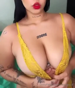 Estoy aburrida y caliente me ayudas pd a los que le den like a todos