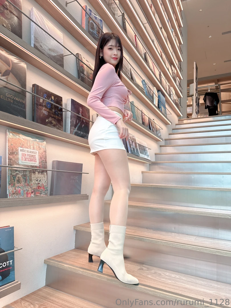 Shopping outfit a short skirt always goes perfectly with silky legs in 