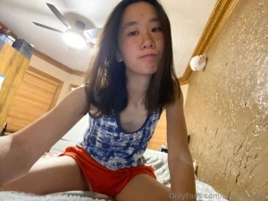 Same picture with no clothes on