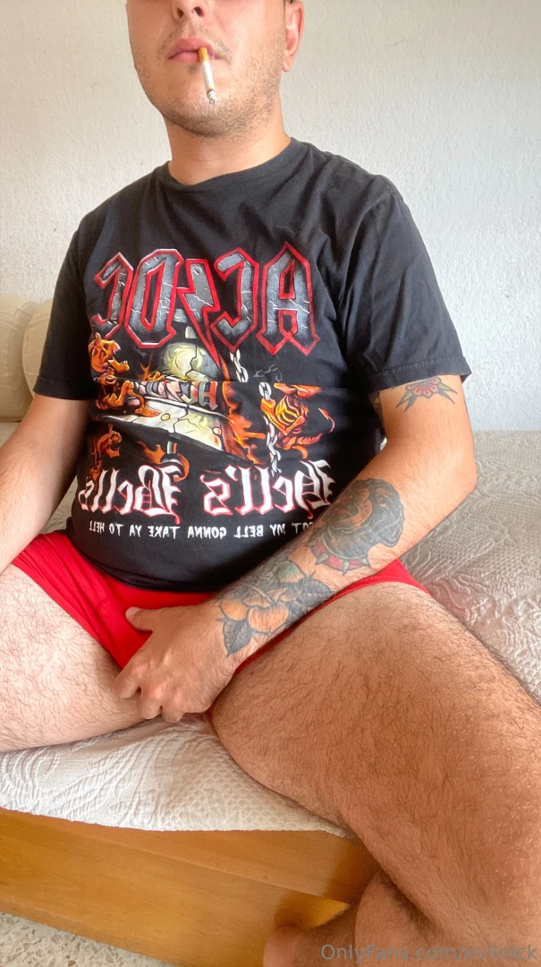 Hairy and tattooed do you like it 