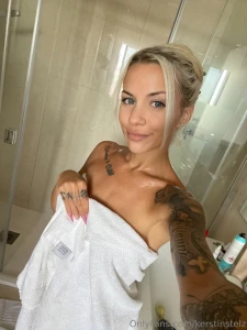 Nur ein handtuch zwischen dir und einem wow-moment geh gleich duschen