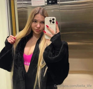 Mirror selfies hit different when the vibe is right