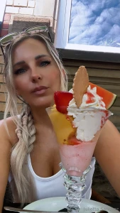 Oops zu viel eis geholt wer hilft mir jetzt beim vernaschen