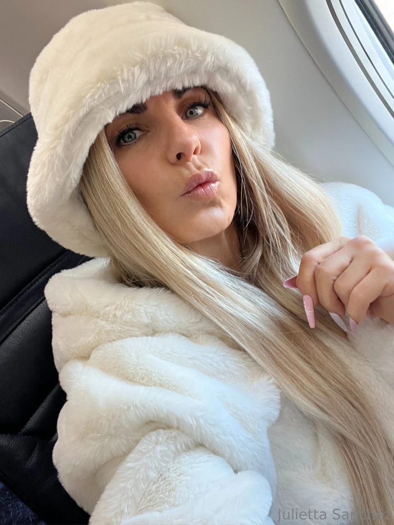 Winterzeit kuschelzeit eingepackt in meine dicke wei e jacke und m tze 