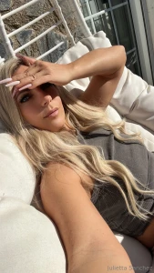 Willst du dich mit mir zusammen sonnen ich hab den platz neben mir