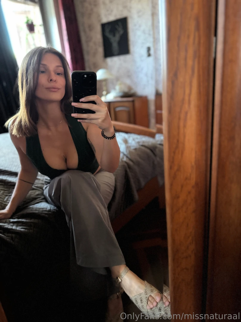 Siehst du nur mein outfit oder fragst du dich auch was ich drunter 