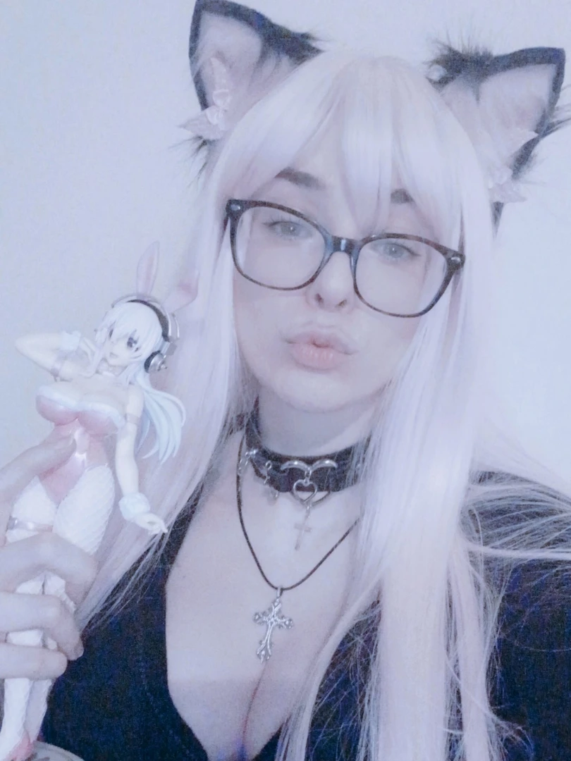 Should i cosplay super sonico me and her already look so alike with 