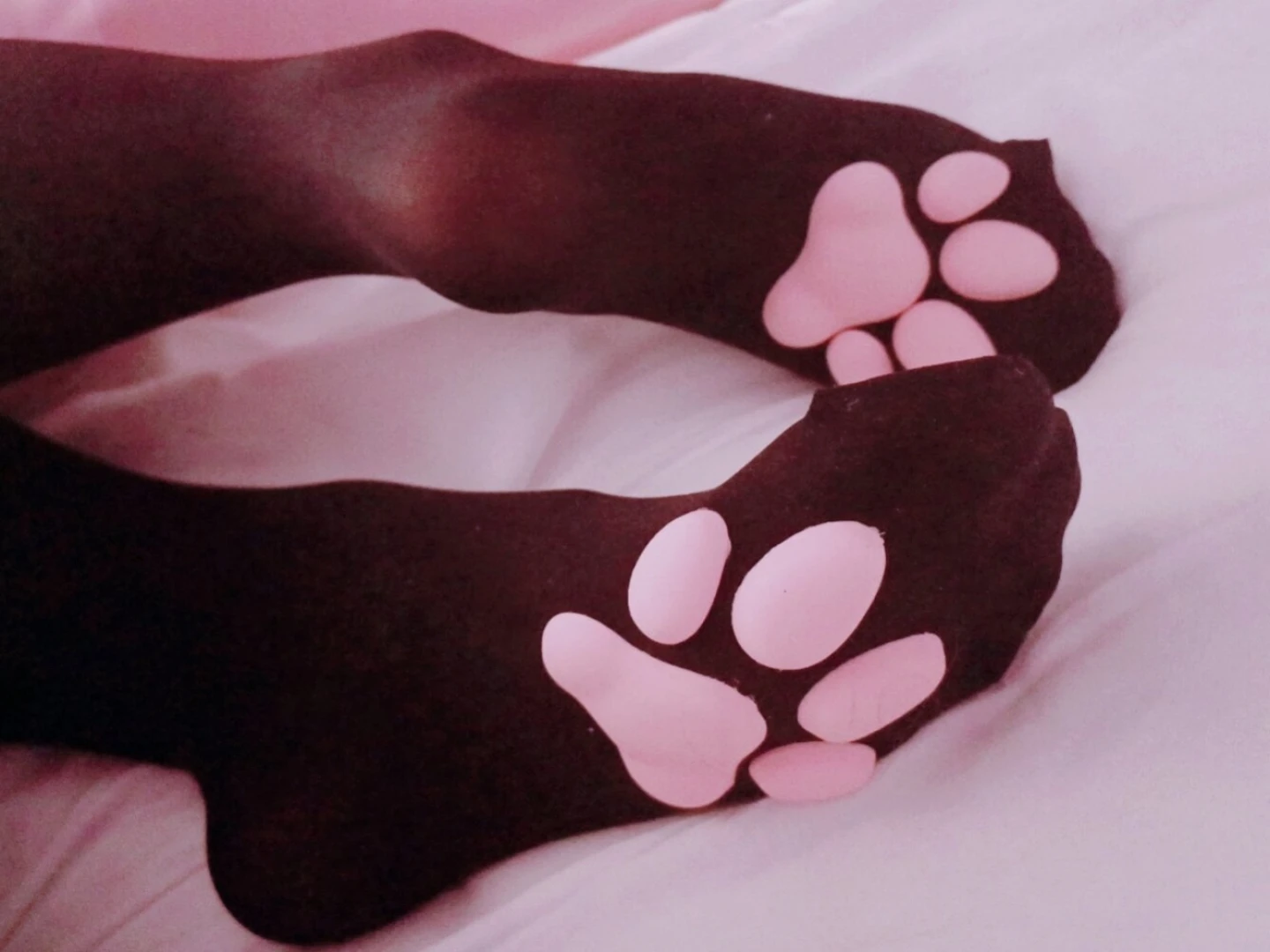 Leaving pretty little pawprints all over ur face with these 